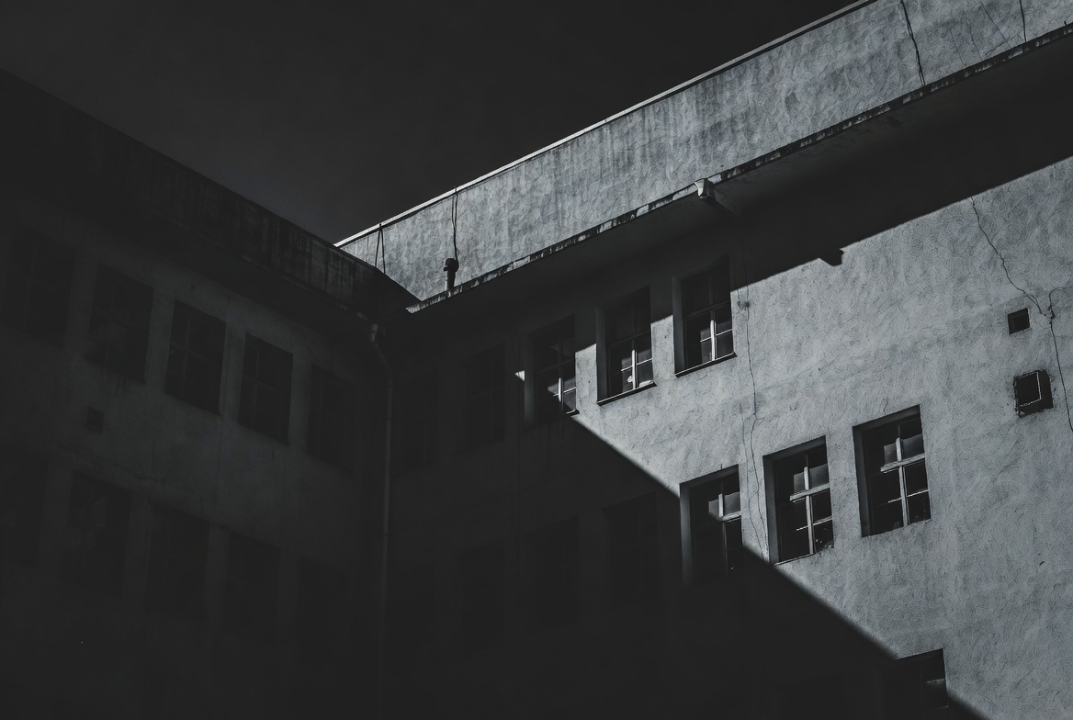 MatMul-Free Devrimi: 1-bit LLM'ler ve Ternary (Üçlü) Ağırlık Mimarisi